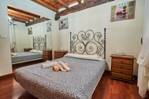 3 bedrooms, desk, iron/ironing board, travel crib