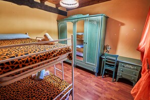 3 chambres, bureau, fer et planche à repasser, lit parapluie