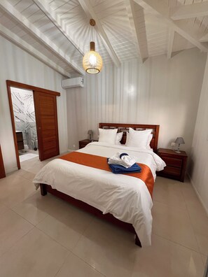 4 habitaciones, escritorio y tabla de planchar con plancha 