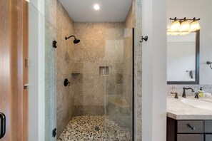 Combined shower/tub, jetted tub, hair dryer, towels