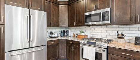 Frigorífico, microondas, horno y placa de cocina