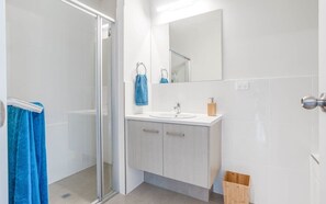 Bathtub, hair dryer - Bryant Blue 10 Bryant Crescent, Goolwa Beach (Goolwa Beach)