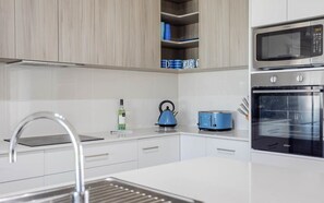 Fridge, microwave, stovetop, dishwasher