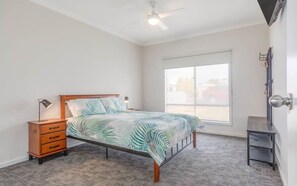 4 slaapkamers, een bureau, een strijkplank/strijkijzer, wifi