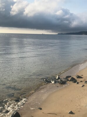 Beach - "Do-drop-in" Cottage. Enjoy Bayview, quiet walks on beach. Near Solomons Island (Port Republic)