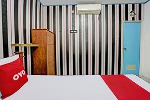 1 bedroom, desk, laptop workspace, free WiFi