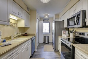 Kühlschrank, Mikrowelle, Herdplatte, Geschirrspüler