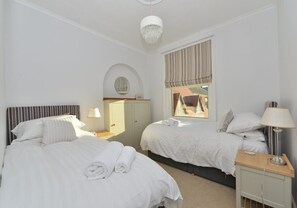 2 bedrooms, desk, iron/ironing board, WiFi