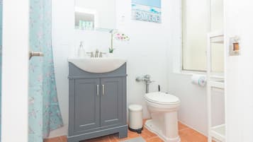 Apartamento luxo (Ocean Villa n201) | Banheiro | Chuveiro/banheira combinados, chuveiro com efeito de chuva