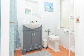 Deluxe Apartment (Ocean Villa n201) | Bathroom | Combined shower/tub, rainfall showerhead, towels, soap - GA Ocean Villa  (Miami Beach)