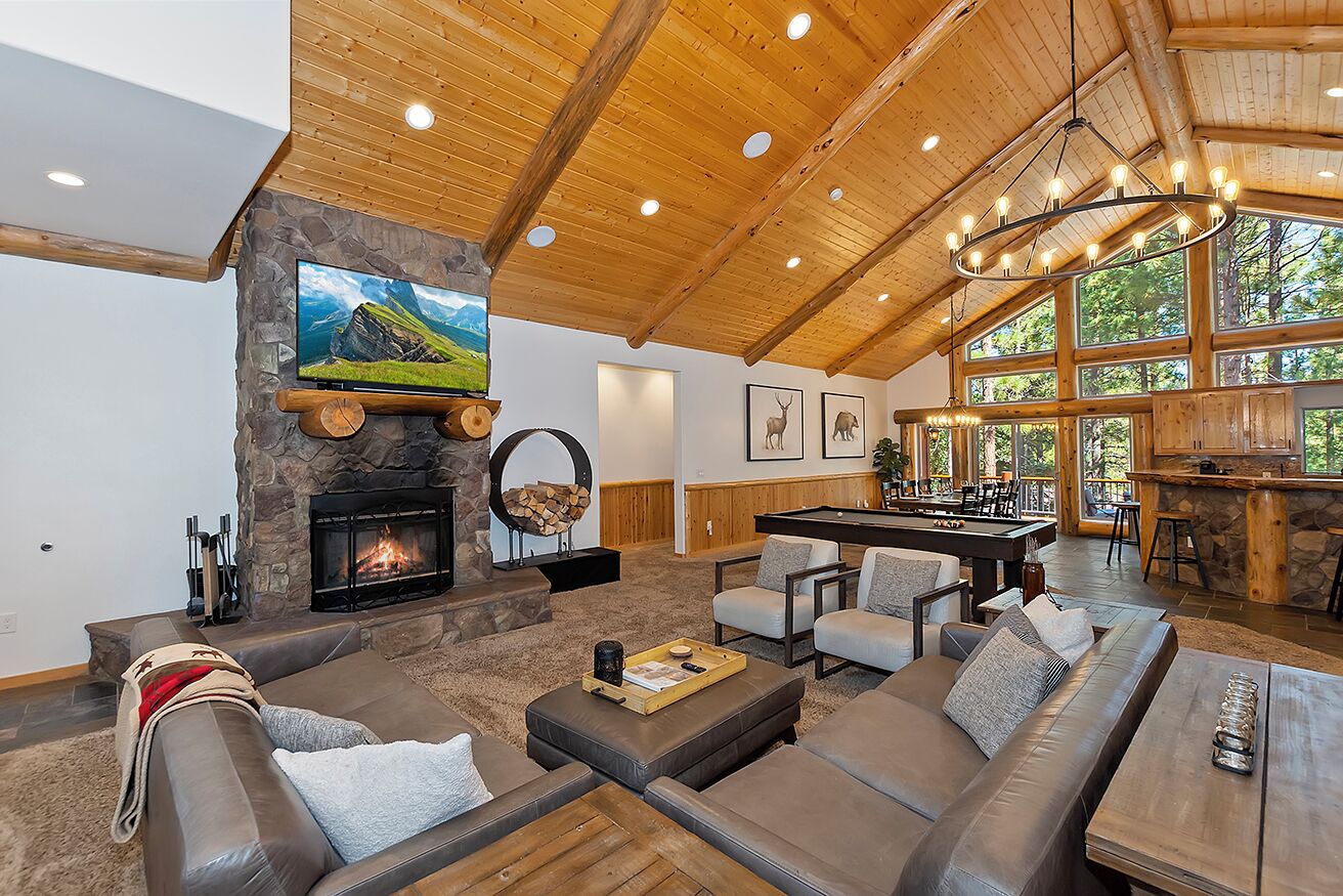 Luxurious cabin with hot tub, near ski slopes and attractions