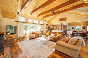 Smart-TV, Kamin, DVD-Player, Arbeitsbereiche