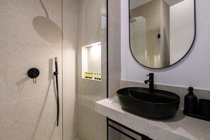 Dusche, Haartrockner, Handtücher