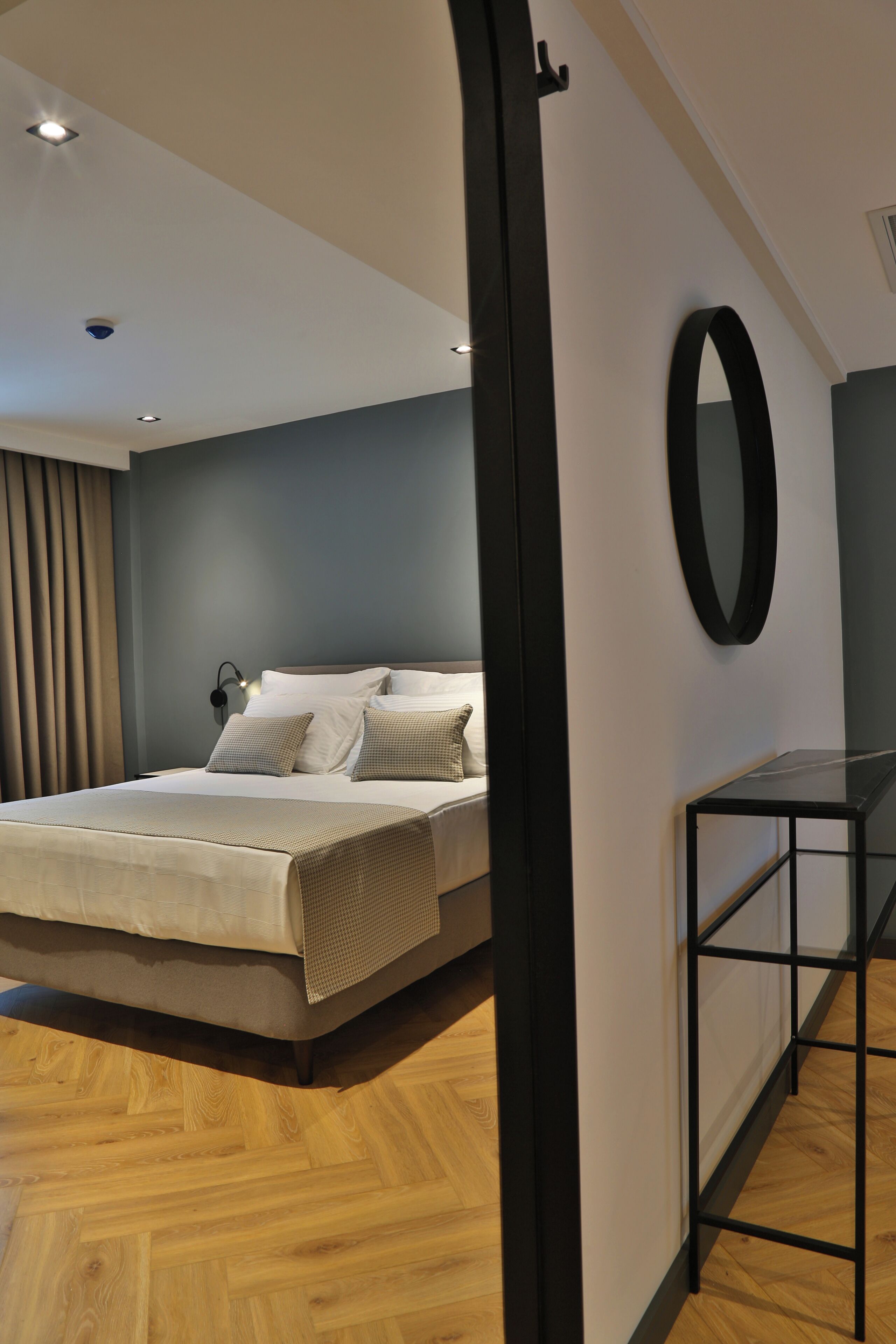 Photo - İn The Middle Hotel