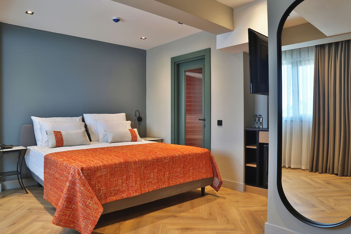 Comfort Room, 1 King Bed, City View | 1 bedroom, premium bedding, minibar, in-room safe