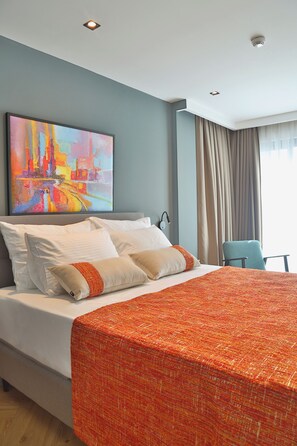 Deluxe Room, 1 Queen Bed | Premium bedding, minibar, in-room safe, desk - In The Middle Hotel (Antalya)