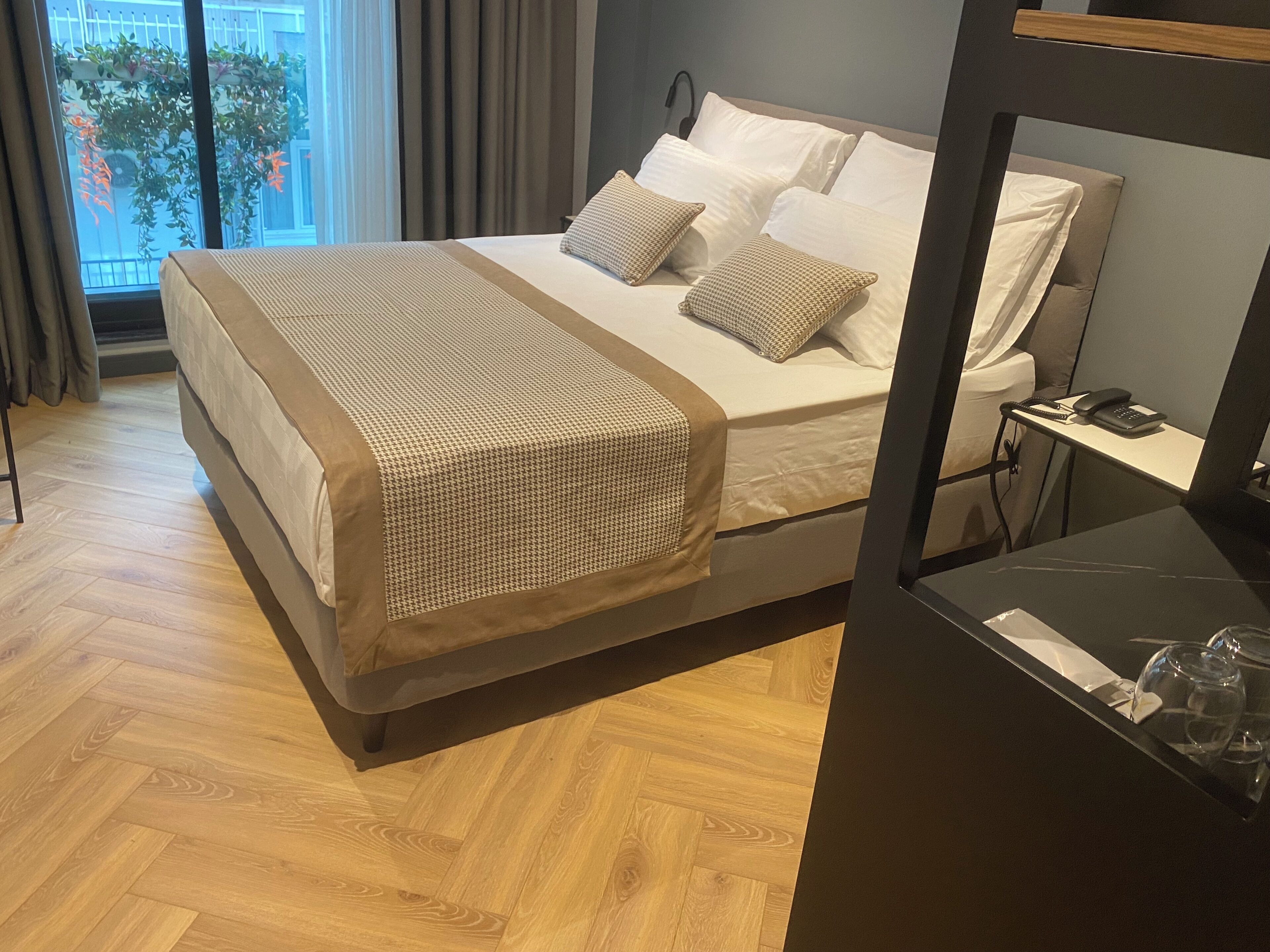 Photo - İn The Middle Hotel