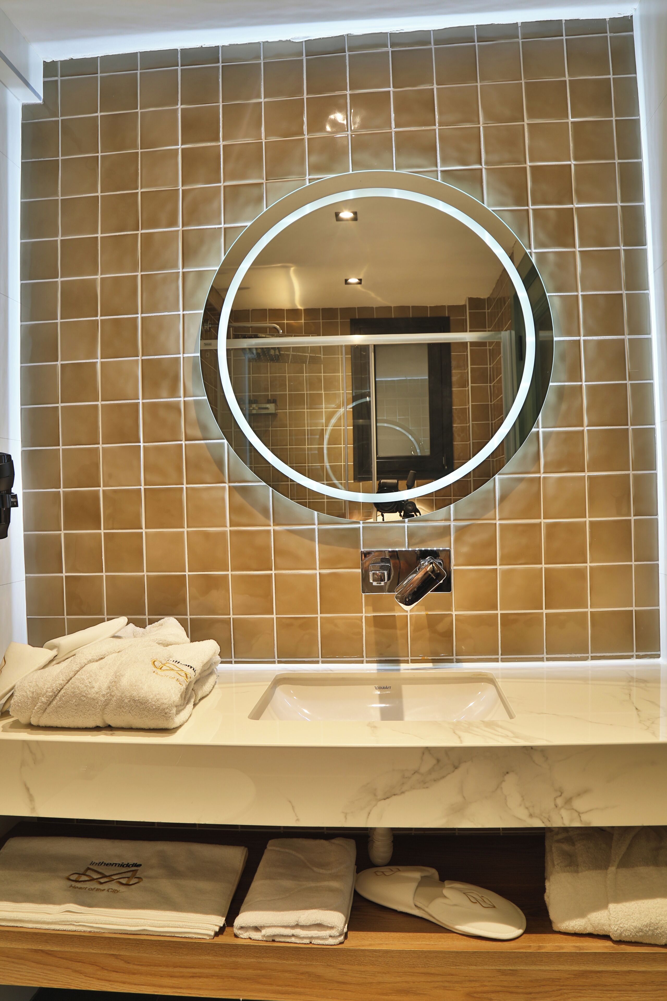 Photo - İn The Middle Hotel