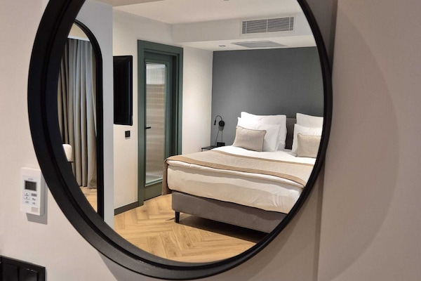 Comfort-huone, 1 suuri parisänky, kaupunkinäköala | Ylelliset vuodevaatteet, minibaari, tallelokero huoneessa, työpöytä