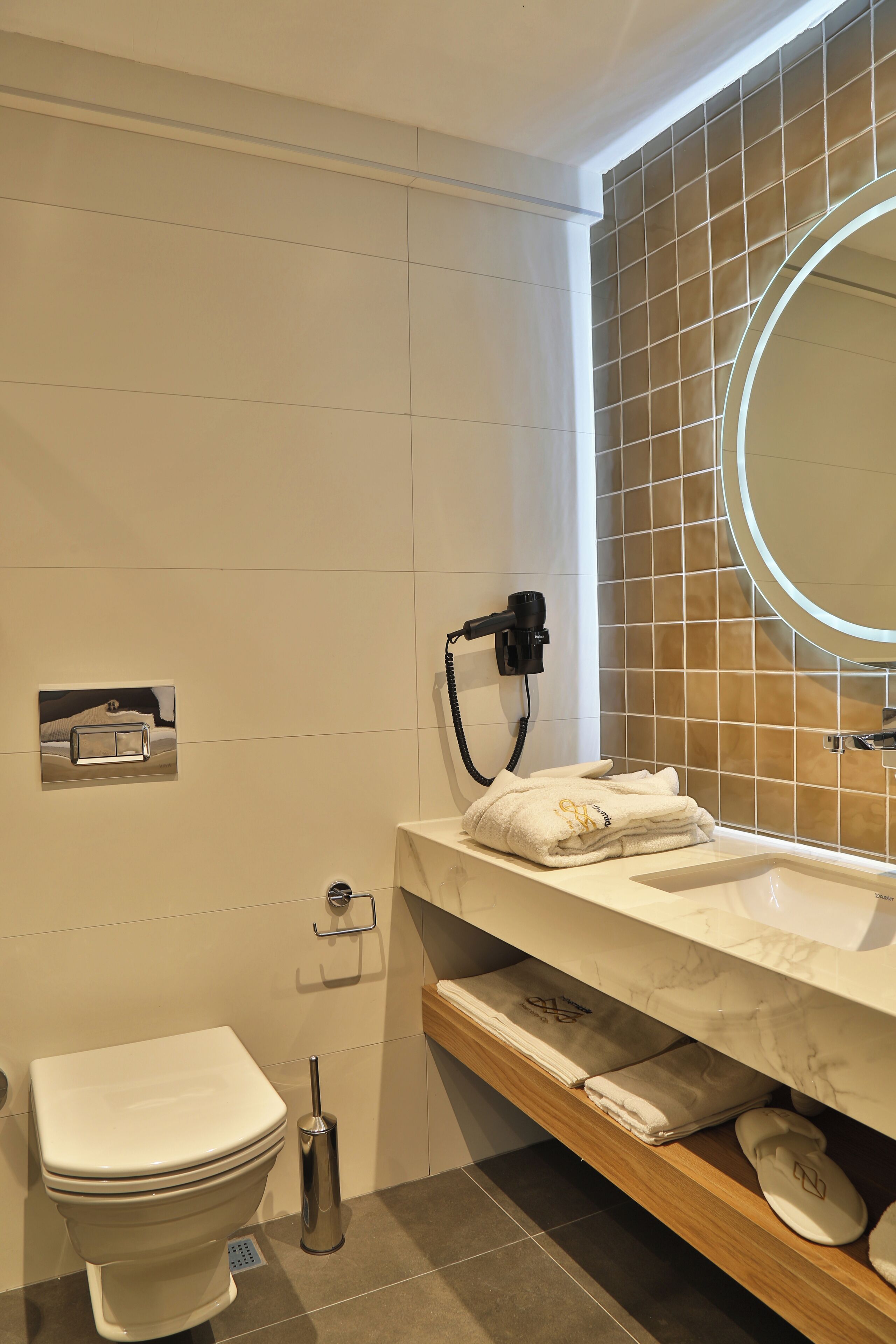 Photo - İn The Middle Hotel