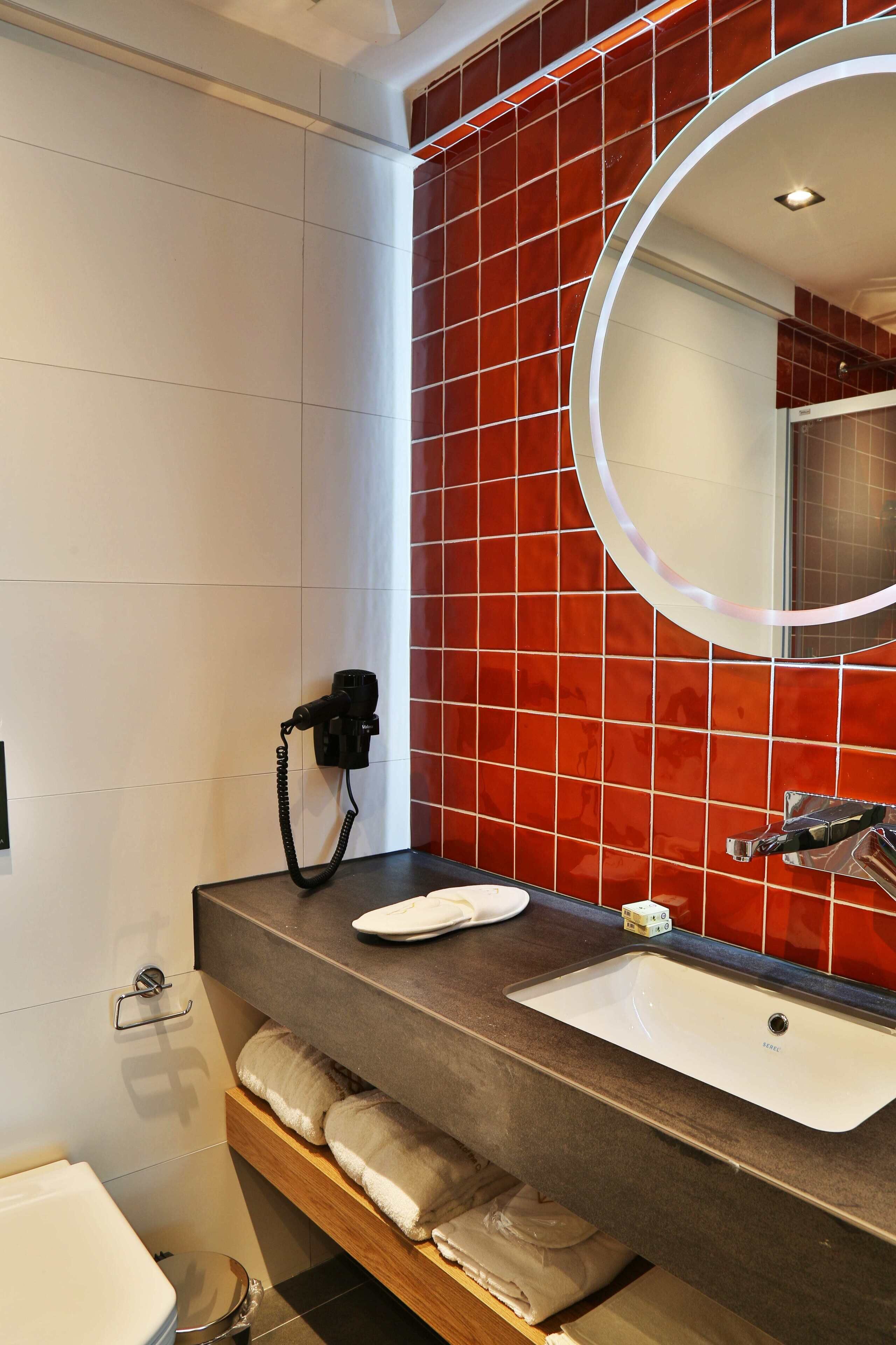 Photo - İn The Middle Hotel