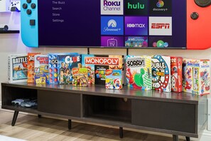 Game room - 🕹️🎬🏎️👾Gamers Getaway: Arcade ,Theater, Racing, And More! (Fullerton)