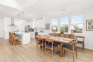 冰箱、微波炉、烤箱、炉灶