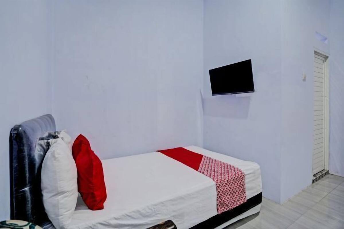 Laptop workspace, free WiFi, bed sheets