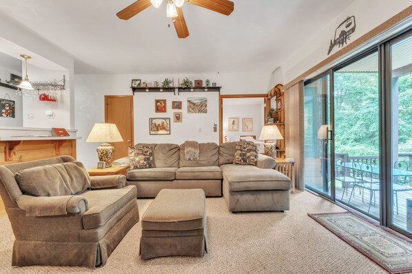 Condo, 2 Bedrooms | Living area