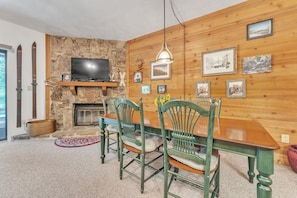 Condo, 2 Bedrooms | Dining
