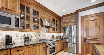 Ski-in Ski-out 1 Bdr+den In Exclusive Horizon Pass 1 Bedroom Condo by RedAwning