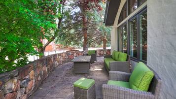 Condo, 2 Bedrooms | Property grounds