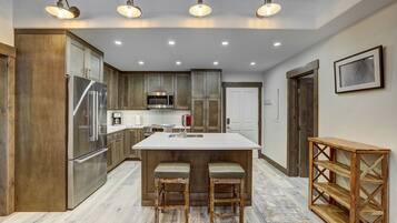 Condo, 2 Bedrooms | Private kitchen | Fridge, oven, coffee/tea maker