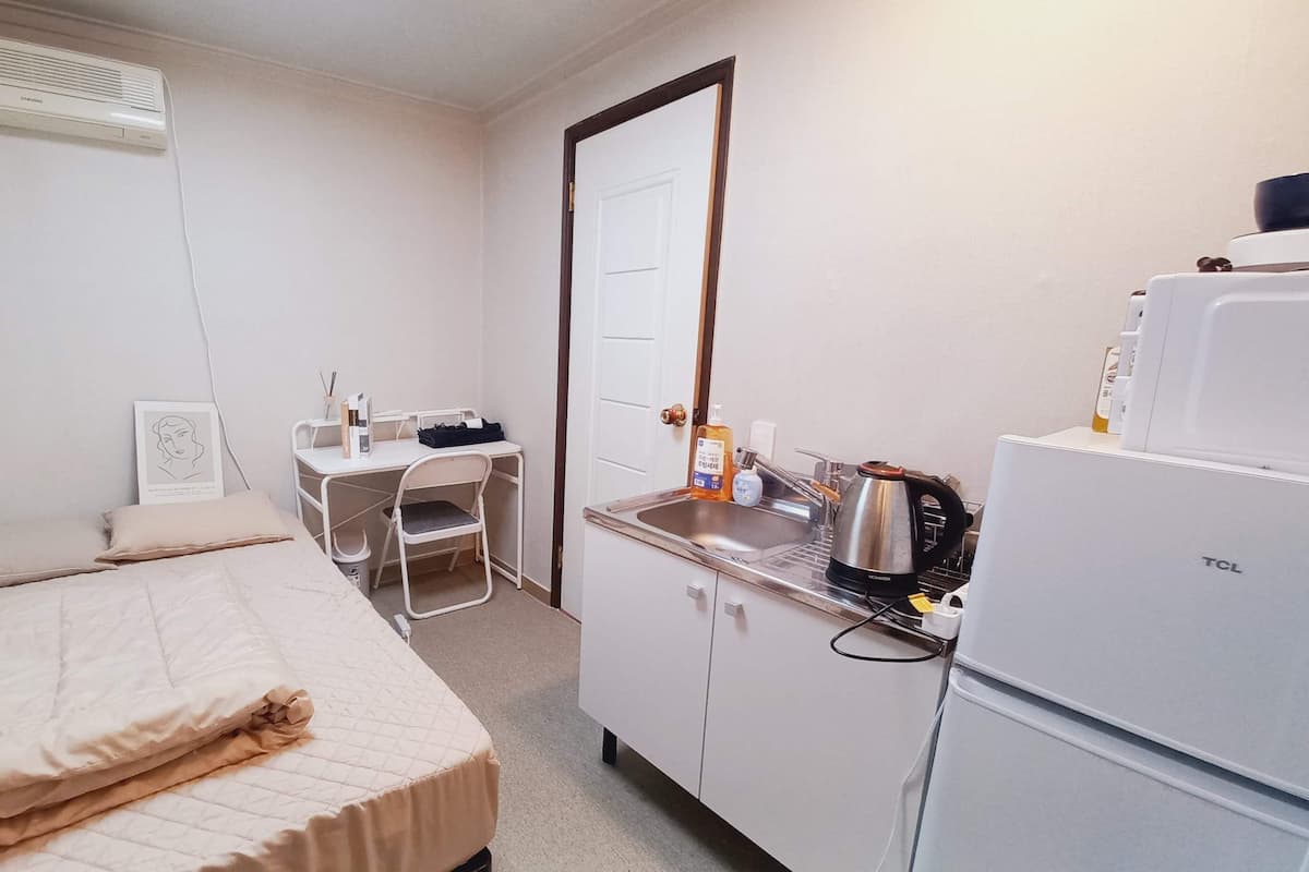 Exclusieve studio, niet-roken, keuken | 1 slaapkamer, individueel gedecoreerd, een bureau, een laptopwerkplek