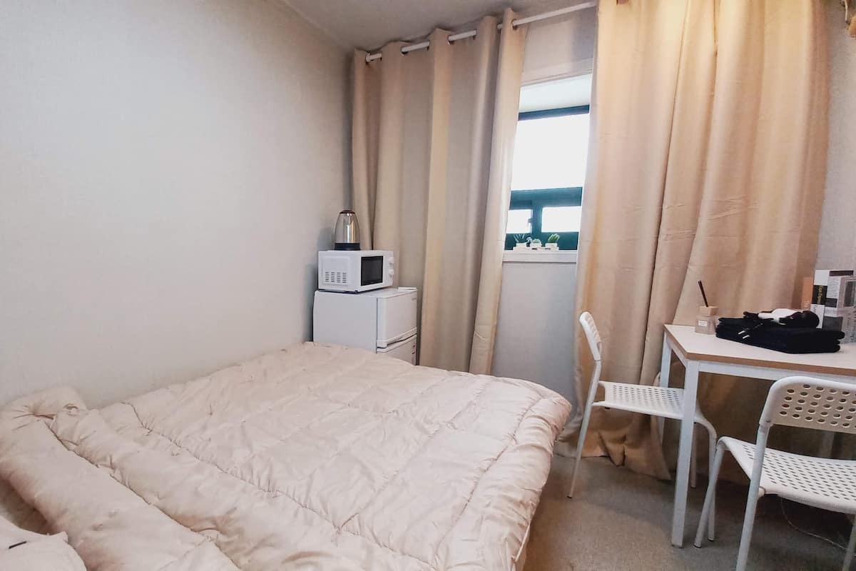 1 slaapkamer, individueel gedecoreerd, een bureau, een laptopwerkplek