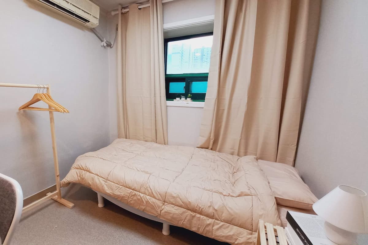Klassieke tweepersoonskamer, 1 tweepersoonsbed, niet-roken, uitzicht op stad | 1 slaapkamer, individueel gedecoreerd, een bureau, een laptopwerkplek