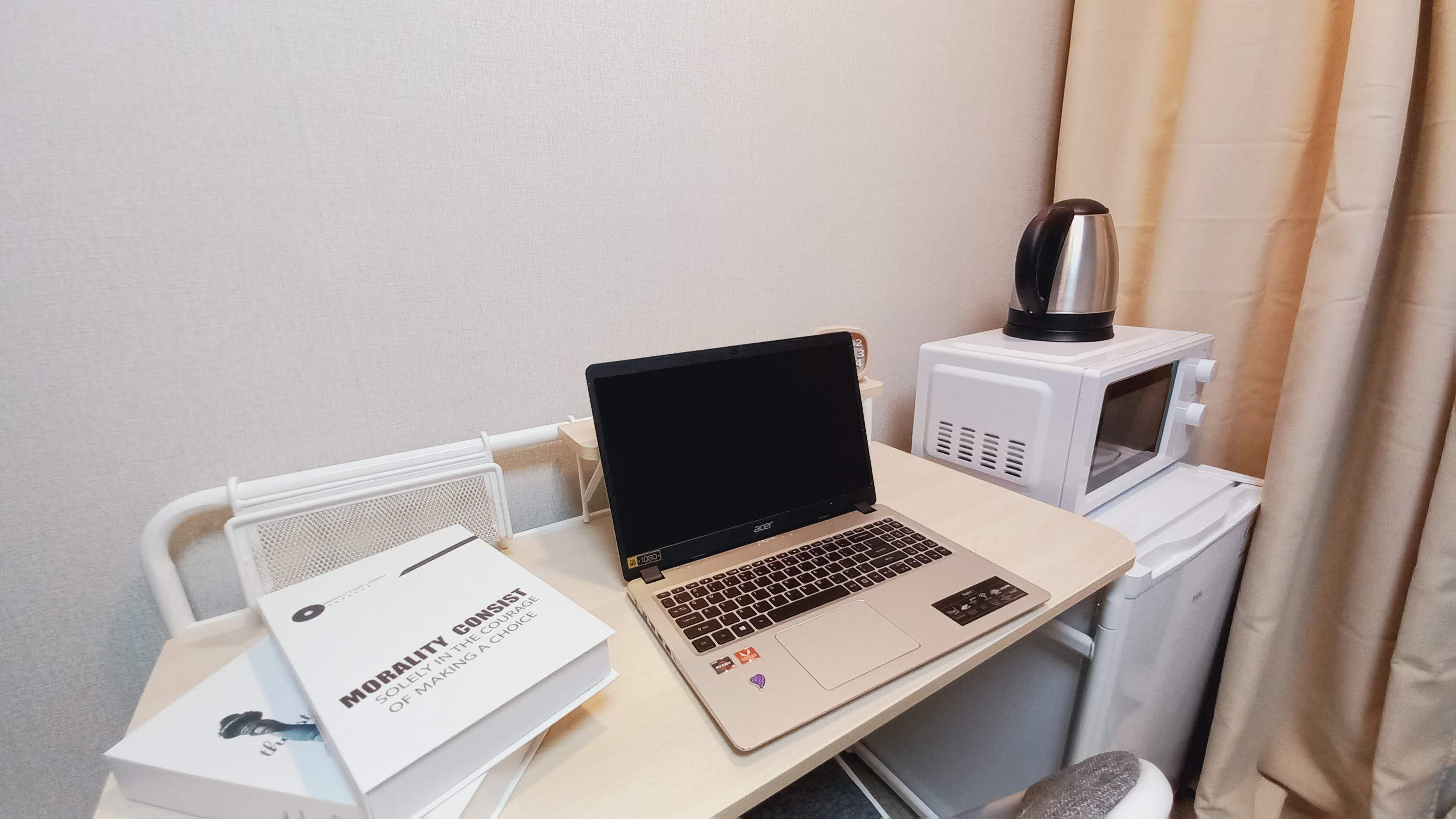 Basic Room | Individually decorated, desk, laptop workspace, free WiFi