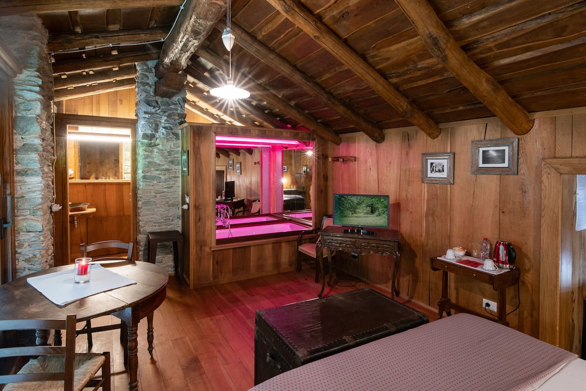1 habitación, minibar, muebles diferentes y escritorio