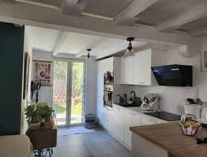 Fridge, microwave, oven, stovetop - Maison Mitoyenne sur un Côté Cocooning Restaurée en 2022 à la Décoration Soignée (Albitreccia)