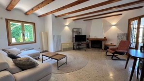 TV, fireplace, stereo