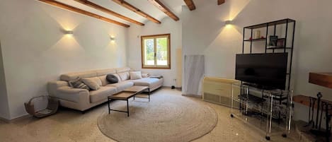 Televisión, chimenea y estéreo