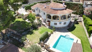 A two-story house with a circular patio, a swimming pool, and a stone pathway leading to the entrance. - T-0423, Zeus, villa with 3 bedrooms in Dènia (Dénia)