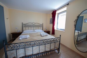 1 habitación, tabla de planchar con plancha, wifi gratis y ropa de cama 