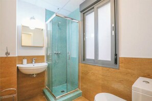 Regadera, secadora de cabello, toallas, papel de baño