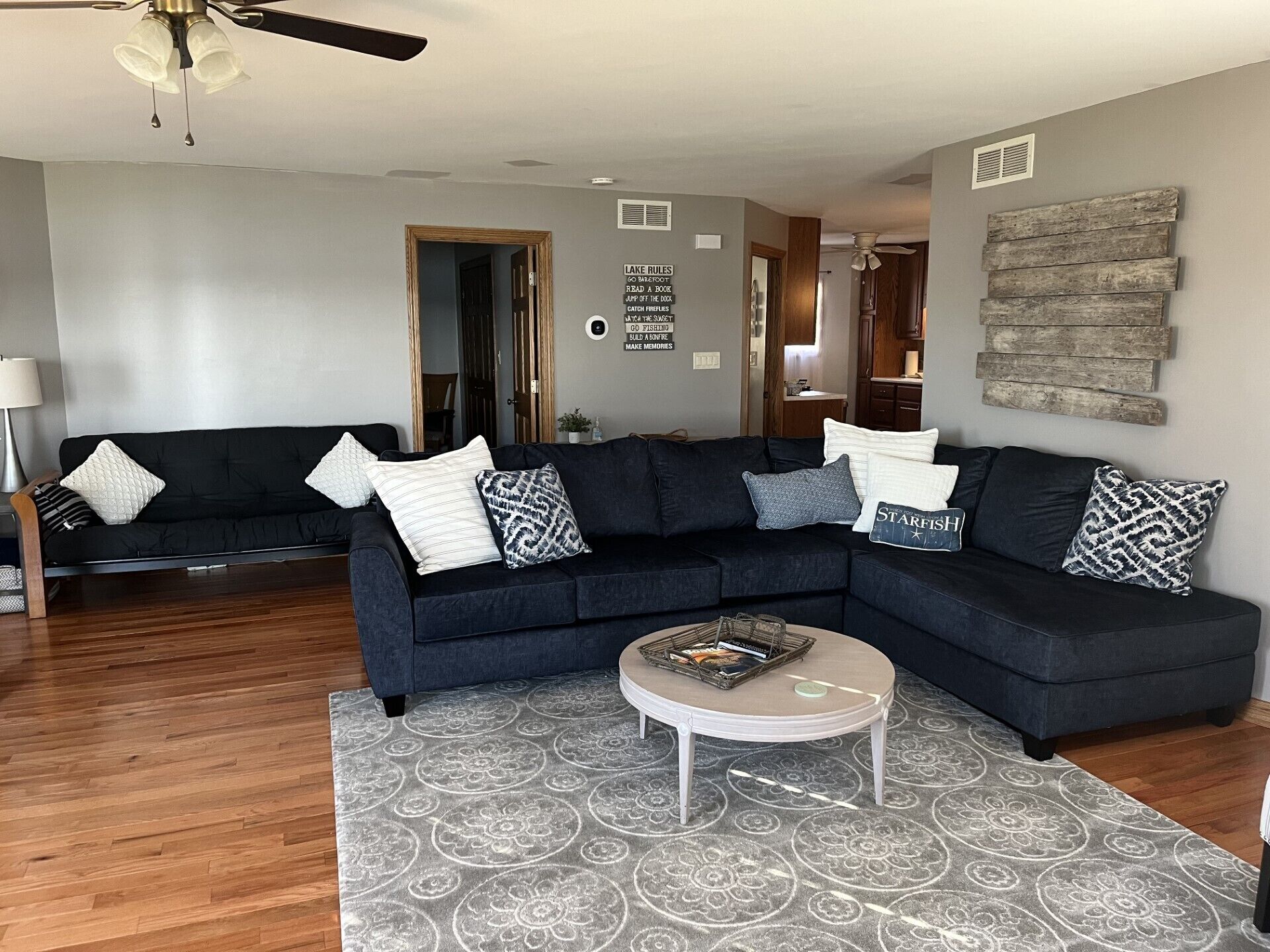 Een smart-tv, een dvd-speler en boeken