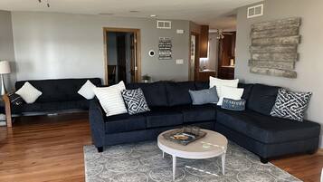 Een smart-tv, een dvd-speler en boeken