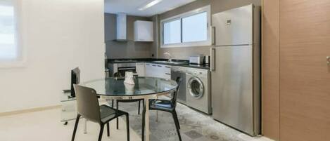 Kylskåp, mikrovågsugn, ugn och spishäll