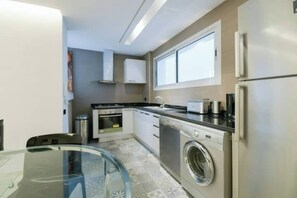 Fridge, microwave, oven, stovetop - Appartement de Luxe D'une Chambre - Meilleur Emplacement (Rabat)