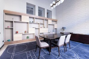 Dining - Appartement de Luxe D'une Chambre - Meilleur Emplacement (Rabat)