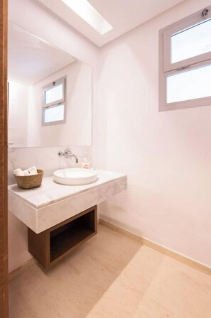 Towels, shampoo, toilet paper
